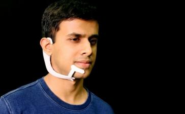 Носимое устройство MIT может «слышать» слова, которые вы говорите в своей голове