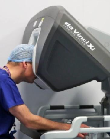 Доктора выполнили первую хирургическую операцию на позвоночнике с помощью робота