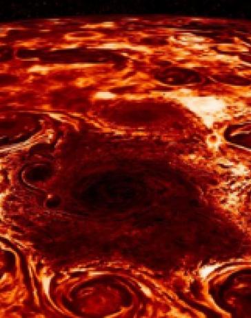 Северный полюс Юпитера оживает в 3D-инфракрасном видео