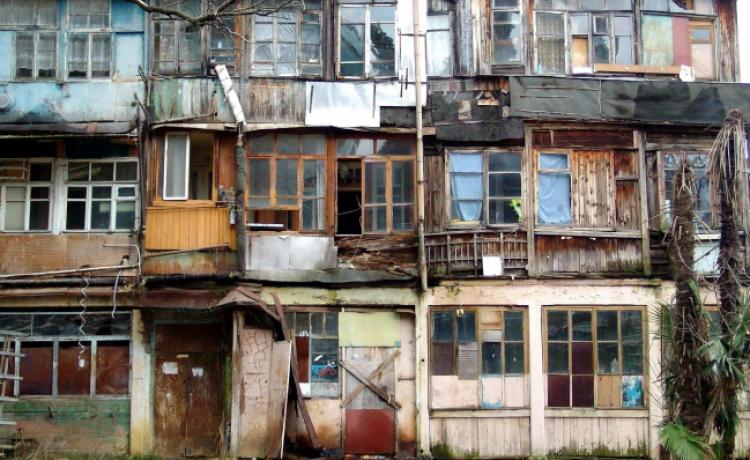 В Смоленске обновляют списки аварийного жилья