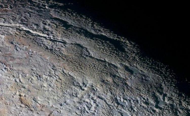 На Плутоне обнаружены «ледяные башни» высотой 500 метров