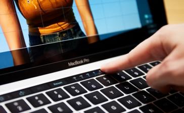 Фил Шиллер рассказал, почему у новых MacBook Pro нет слота для SD карт