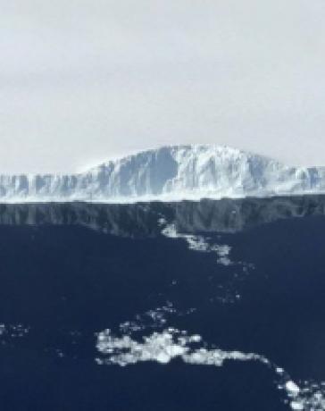 #фото дня | NASA опубликовало фотографии гигантского айсберга, отделившегося от Антарктиды