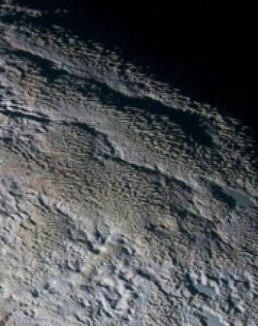 На Плутоне обнаружены «ледяные башни» высотой 500 метров